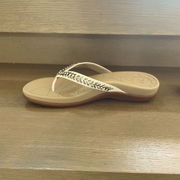 Aetrex Jules Slip On Thong Sandal in Cream - Picture 5 of 6